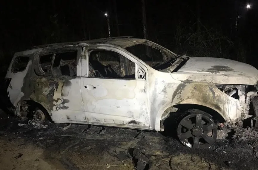 Veículo roubado na Serra é visto pegando fogo em plantação de eucalipto