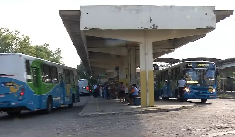 Taxista entra em terminal com táxi para se salvar de criminoso que o assaltava