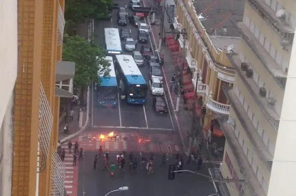 Alunos e professores de escola estadual fazem protesto no Centro de Vitória