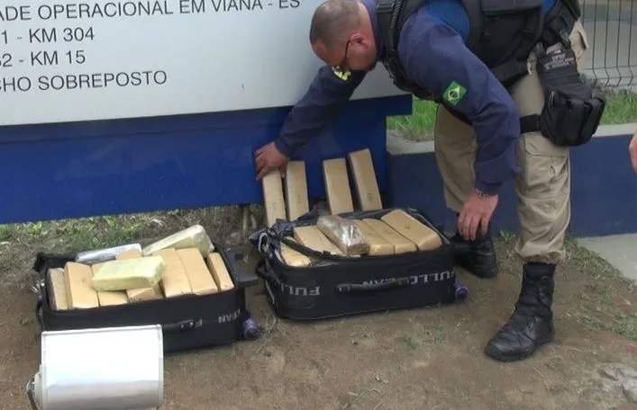 Irmãos são detidos com mais de 50 kg de maconha em ônibus que seguia para Vitória