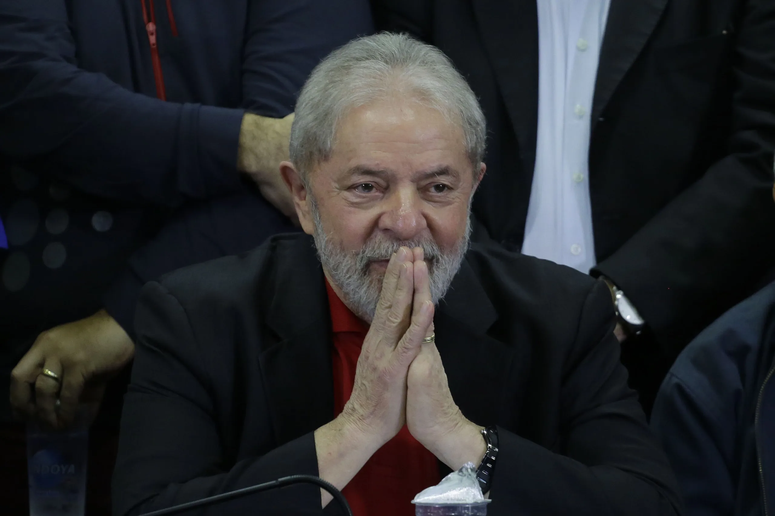 SP – LAVA JATO/LULA/PRONUNCIAMENTO – GERAL – O ex-presidente Luiz Inácio Lula da Silva (PT) fala pela primeira vez após ser condenado, no diretório do Partido dos Trabalhadores (PT), no centro de São Paulo, nesta quinta-feira, 13. Lula foi condenado nesta quarta- feira, 12, a 9 anos e seis meses de prisão pelos crimes de […]