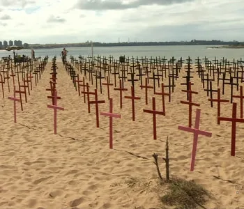 Famílias fincam cruzes nas areias de Camburi em protesto contra o aumento da violência no ES