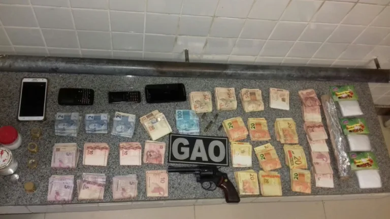 Mais de R$ 6 mil é encontrado com dupla suspeita de tráfico em Marataízes