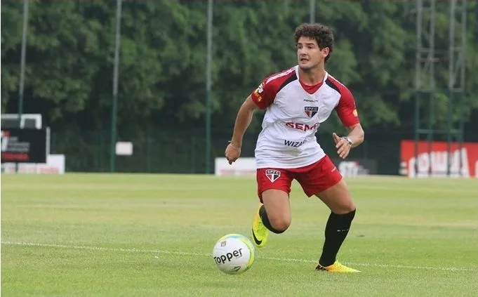 Pato participa de treinamento do São Paulo nesta terça-feira