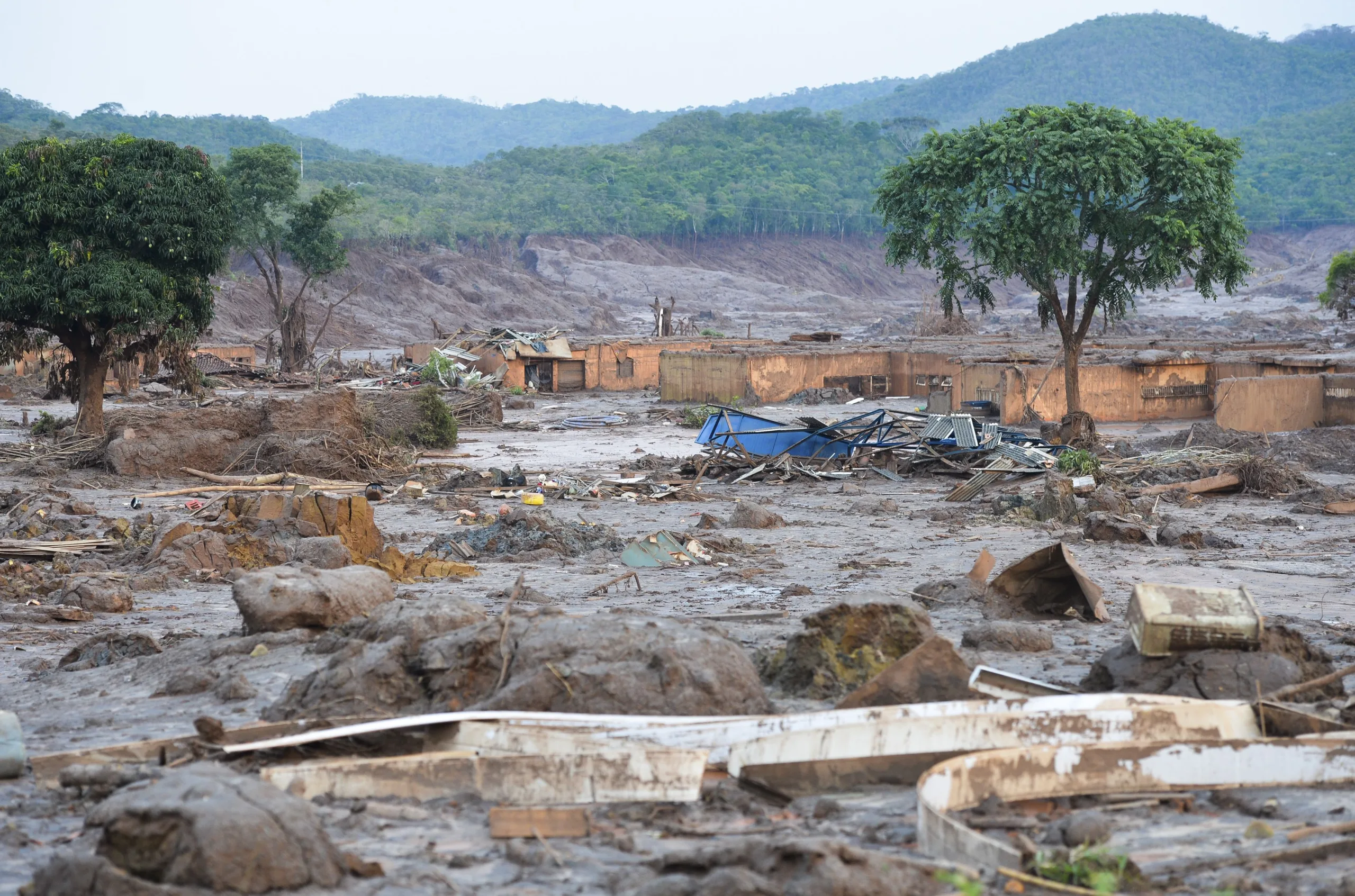 Mariana (MG) – Rompimento de duas barragens da mineradora Samarco na última quinta-feira (5). Em meio ao cenário de muita lama, barro e destruição, o que restou lembra uma cidade fantasma (Antonio Cruz/Agência Brasil)