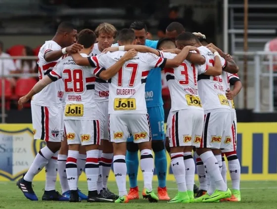 São Paulo repete erros defensivos, mas arbitragem ajuda e time goleia Santo André