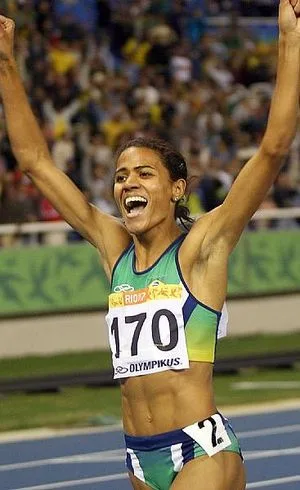 Brasileira Juliana dos Santos é ouro na primeira final de pista do atletismo no Pan