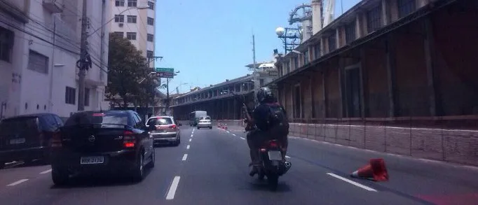 Imagem de moto circulando com suposto fuzil em Vitória gera repercussão nas redes sociais