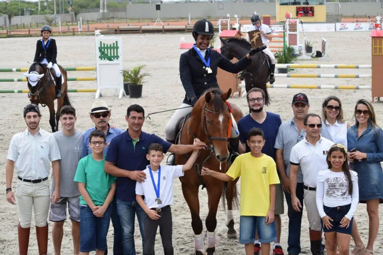 Cavaleiros e amazonas de Cachoeiro conquistam troféus na etapa do Ranking de Hipismo