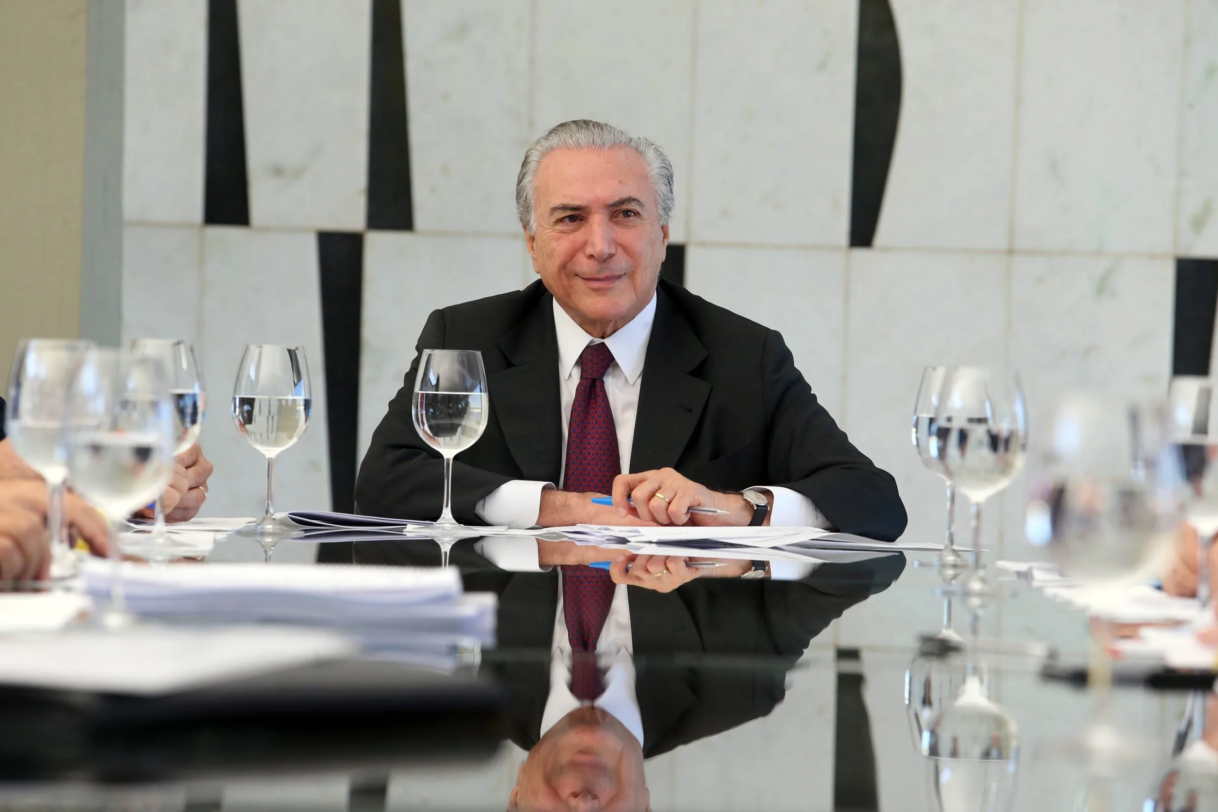 ADTE466 BSB – 26/5/2015 – TEMER / MP 665 – POLITICA – Presidente em exercicio Michel Temer se reune com ministros do PLanejamento Nelson Barbosa, da Previdencia Carlos Gabas, da Casa Civil Aloizio Mercadante e senadores da base aliada José Pimentel, Delcidio Amaral, Eunicio Oliveira, Humberto Costa, Baliro Maggi, Vanessa Graziotin, no Palácio do Jaburu, […]