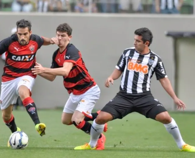 Atlético-MG faz 2 no final, bate Vitória e segue no G4