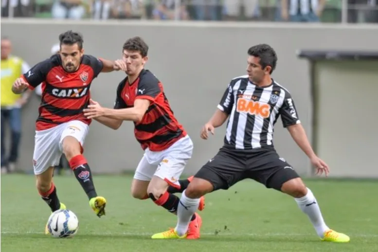 Atlético-MG faz 2 no final, bate Vitória e segue no G4