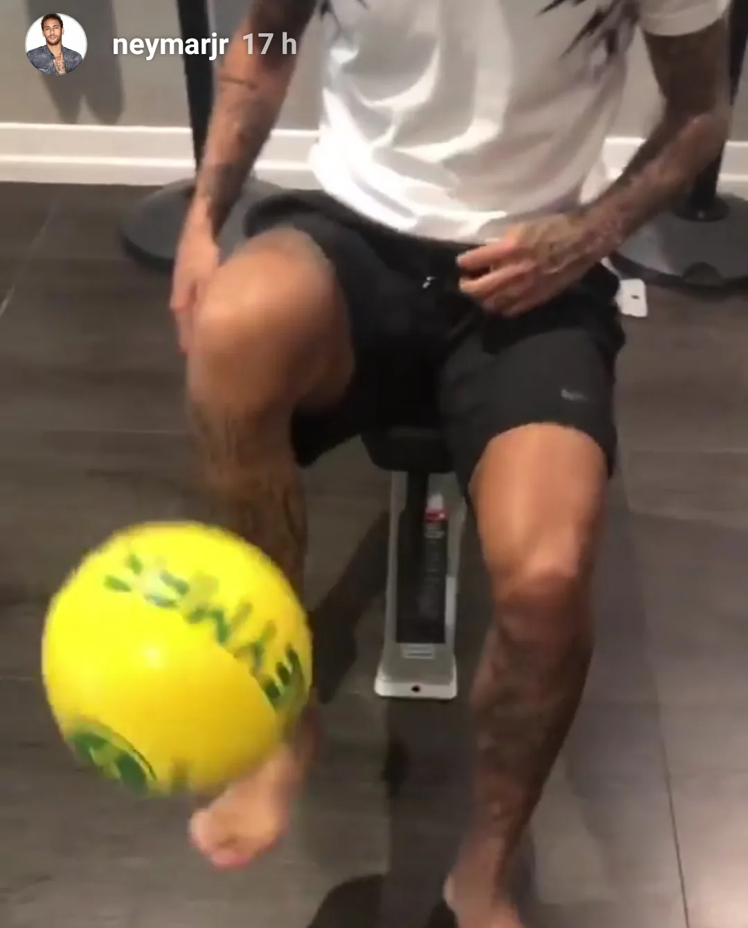 De volta a Paris, Neymar faz embaixadinha com perna operada