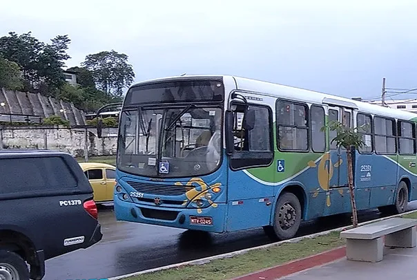 Suspeitos são presos com arma falsa dentro de ônibus em Cariacica