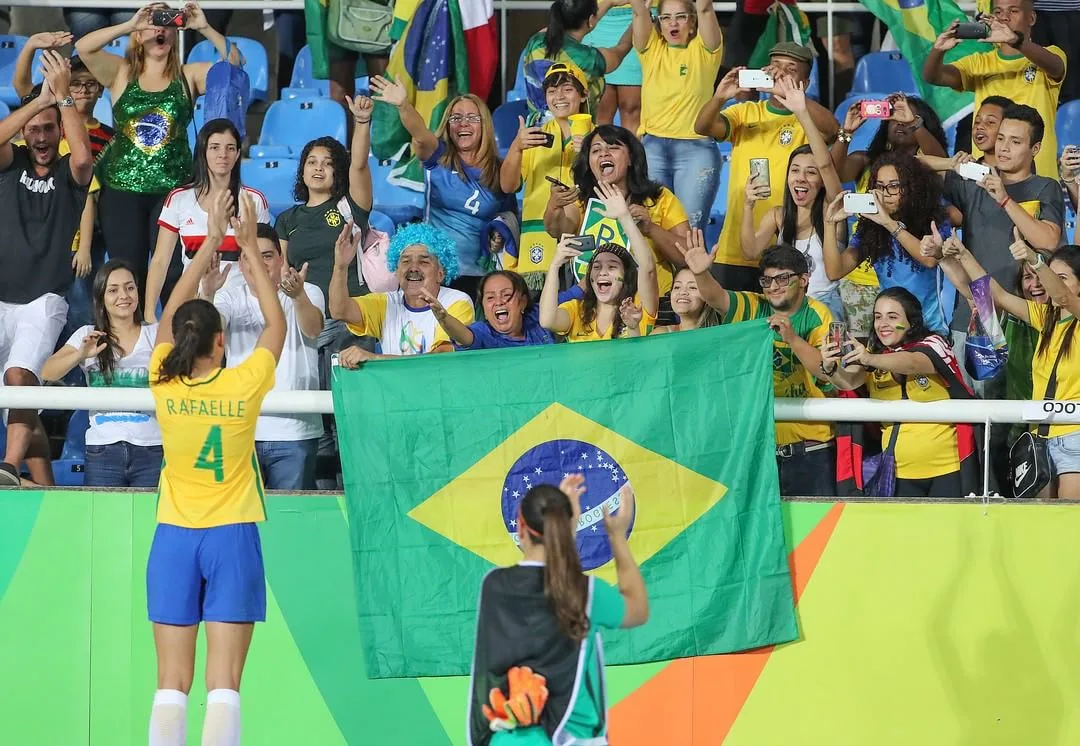 Torcida esbanja bom humor e criatividade nos cânticos na Olimpíada