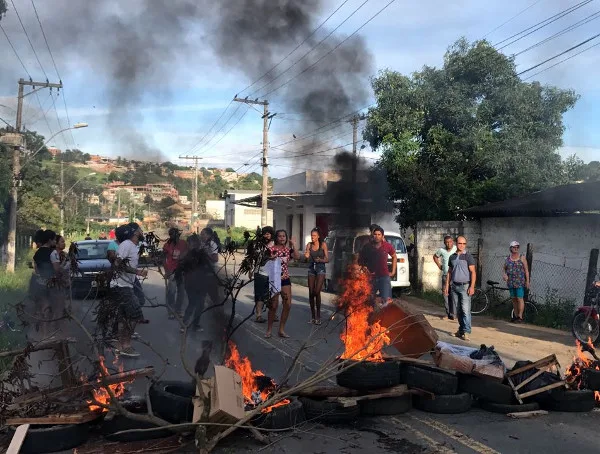 Protesto de moradores interdita Rodovia José Sette em Cariacica