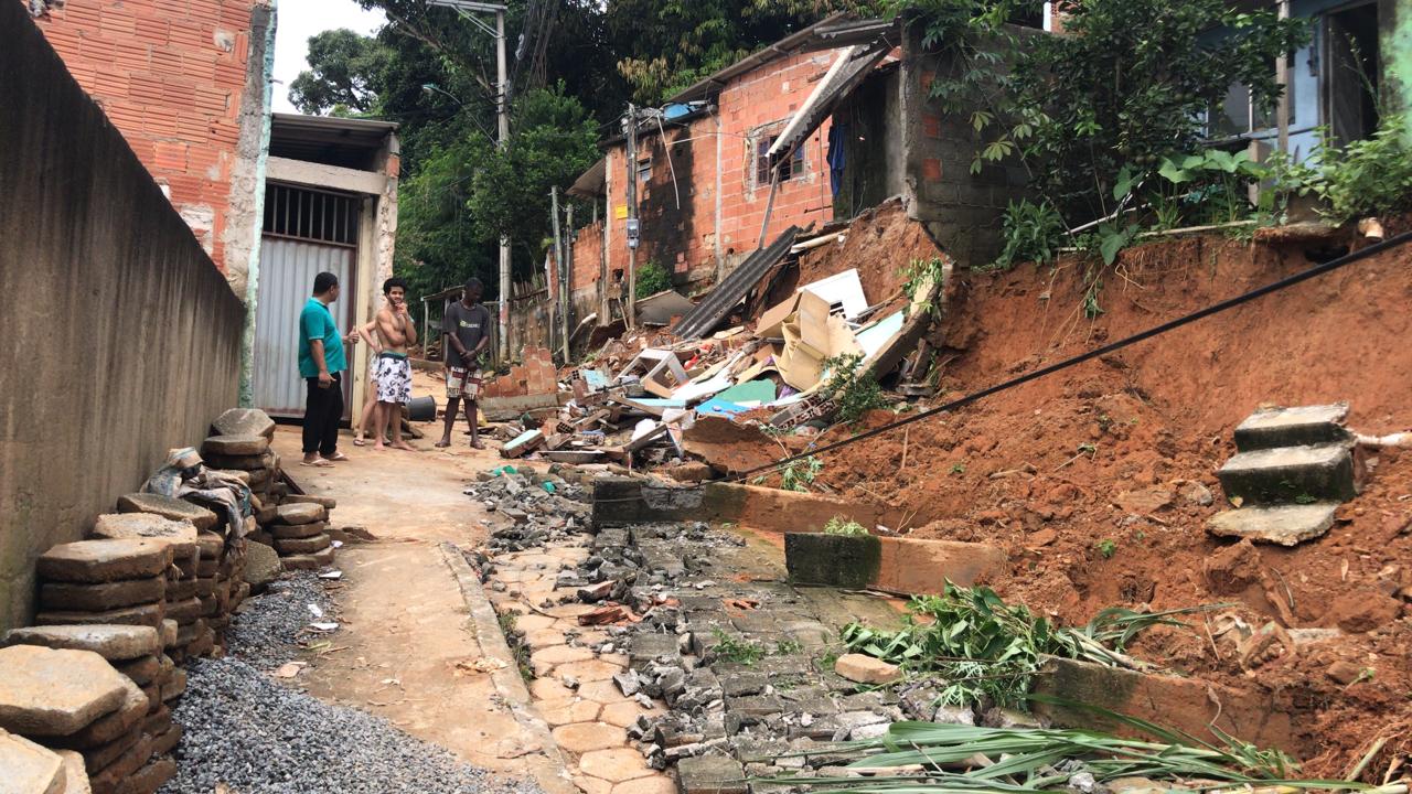 'Não tenho para onde ir', afirma moradora de casa que desabou em Cariacica