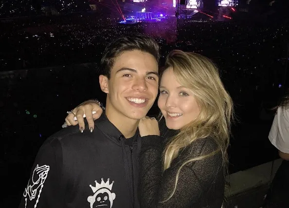 Thomaz Costa posta foto coladinho com Larissa Manoela e aumenta suspeitas de namoro