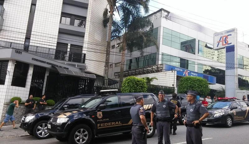 Militantes contrários e favoráveis ao ex-presidente Luiz Inácio Lula da Silva entraram em confronto na cidade de São Bernardo do Campo, Grande São Paulo, em frente ao prédio do ex-presidente, onde a Polícia Federal faz buscas desde o início da manhã de hoje (4). Duas pessoas foram detidas pela Polícia Militar e ao menos um […]