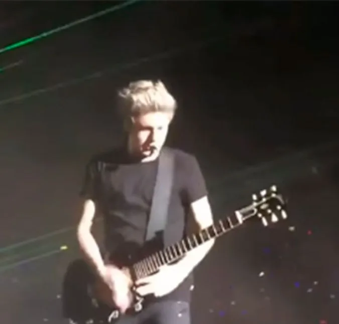 Pessoa da plateia joga água em Niall Horan durante apresentação da One Direction