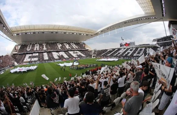 Torcedores do Corinthians tentam invadir hotel em Maceió e picham muro em SP