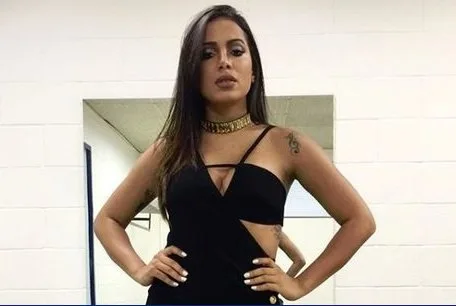 Anitta é internada com suspeita de zika e cancela show