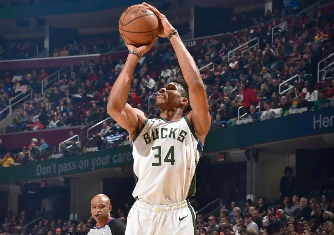 Giannis Antetokounmpo fez mais uma bela apresentação