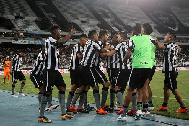 Botafogo vence Vasco em clássico de cinco gols e vai à final da Taça Rio