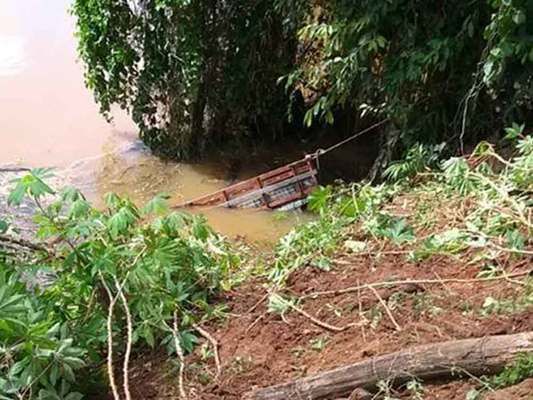 Idoso de 80 anos morre após passar mal e cair com carro dentro de rio em Cachoeiro