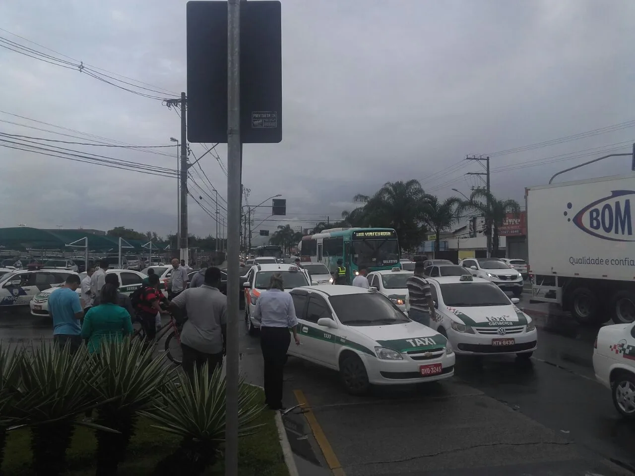 Taxistas fazem manifestação em frente do aeroporto de Vitória contra a Uber