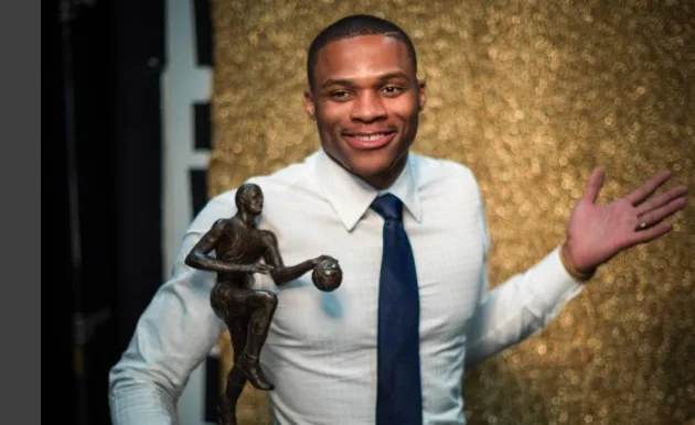 Após bater recorde, Westbrook ganha prêmio de MVP da NBA pela primeira vez