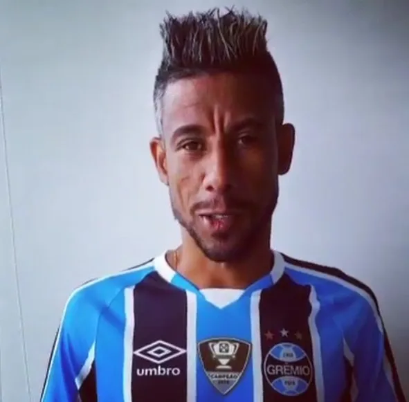 Léo Moura assina com o Grêmio e jogará a Libertadores