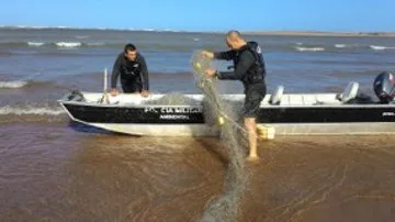 Polícia Ambiental apreende rede de pesca em local proibido no litoral de Linhares