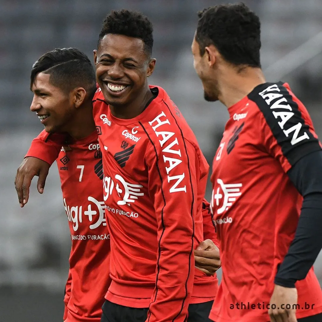 Em jogo atrasado, Athletico-PR encara São Paulo de olho no G6 do Brasileirão