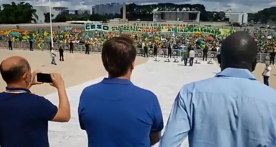 Bolsonaro vai a manifestação em frente ao Palácio do Planalto