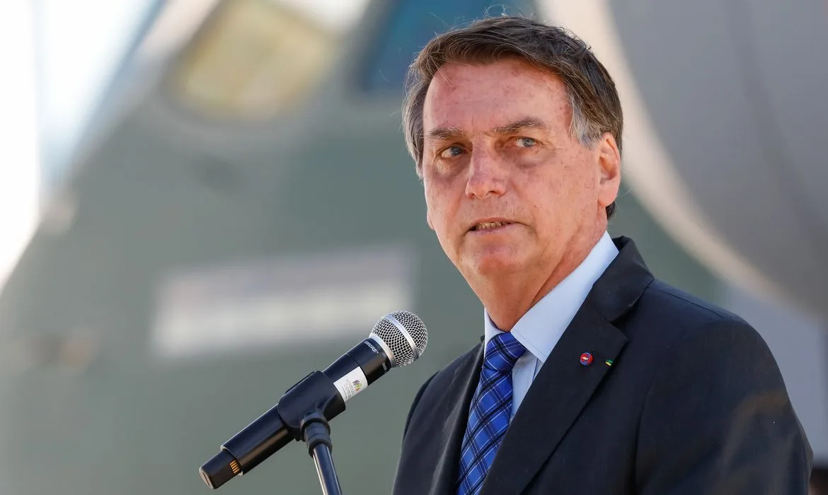 Presidente da República Jair Bolsonaro; aeronave KC-390, da Força Aérea Brasileira (FAB), carregada com 6 toneladas de materiais, entre medicamentos, equipamentos de saúde e alimentos, doados pelo Ministério da Saúde e pela comunidade libanesa no Brasil