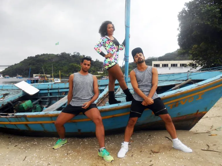 Grupo de dança ensina coreografias em pontos turísticos do ES e faz sucesso na internet
