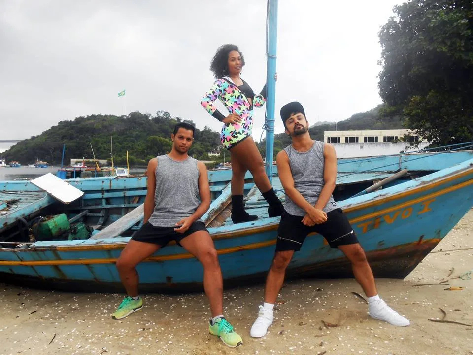 Grupo de dança ensina coreografias em pontos turísticos do ES e faz sucesso na internet