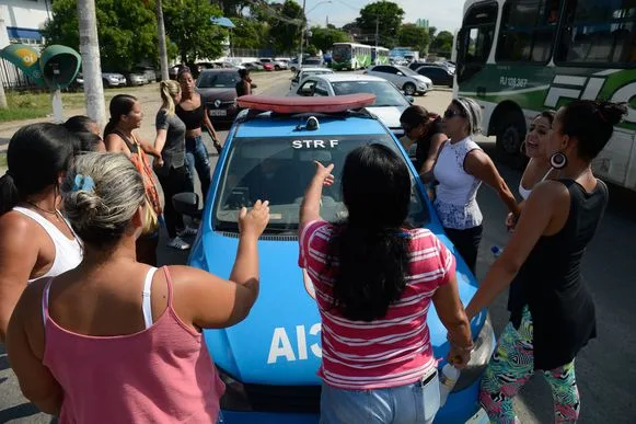 Rio de Janeiro – Familiares de policiais militares fazem protestos para impedir saída de viaturas no 39° batalhão em Belford Roxo, na Baixada Fluminense (Fernando Frazão/Agência Brasil)