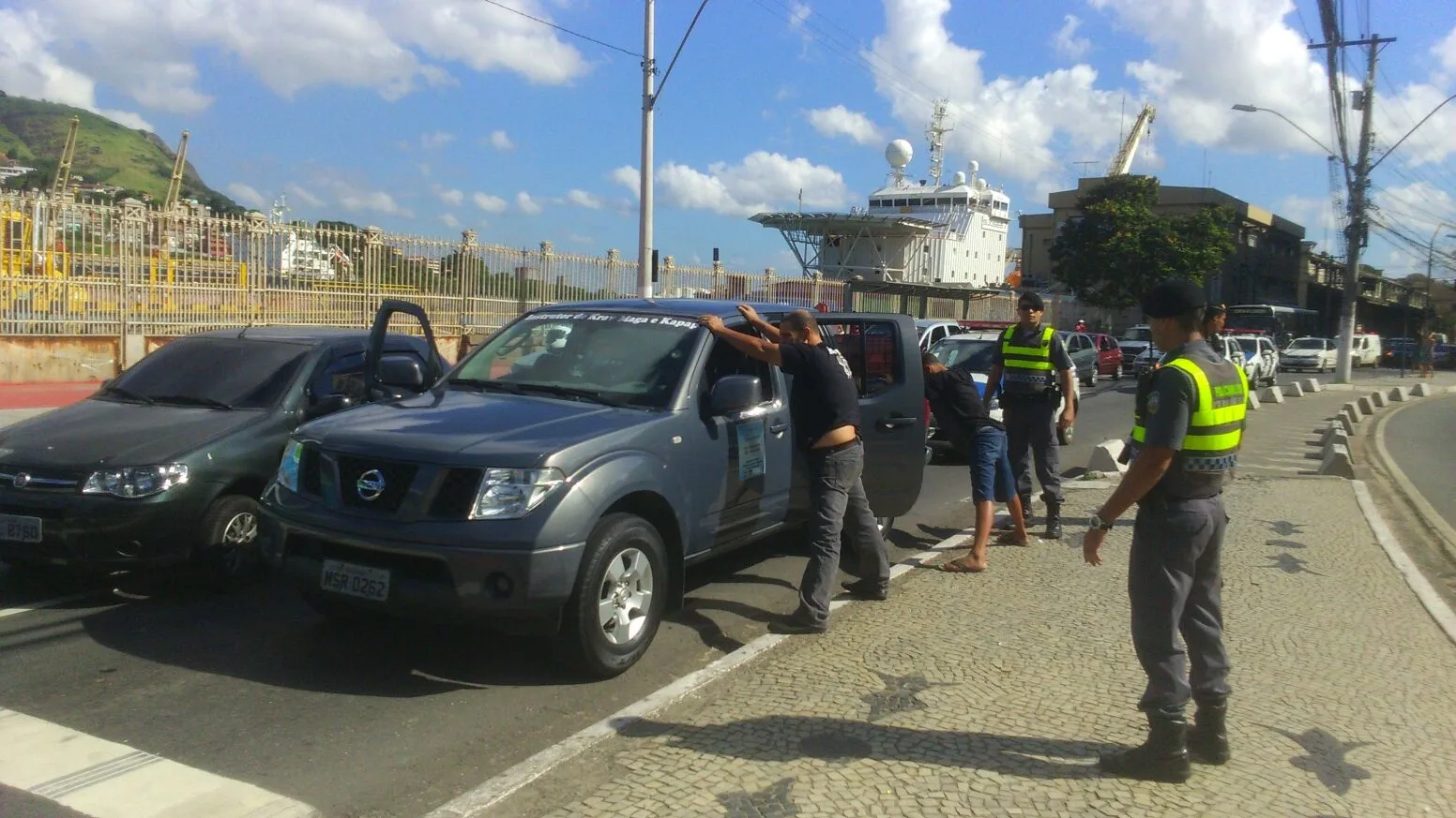 Três pessoas são detidas com armas em frente ao Palácio Anchieta