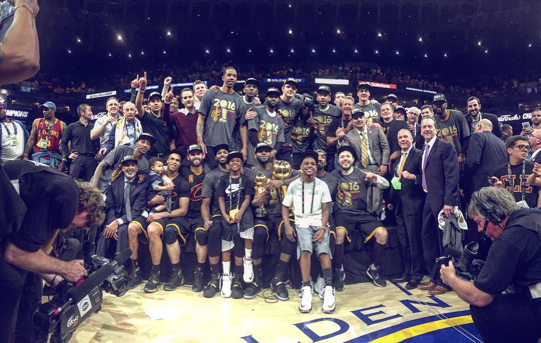 Cavaliers vence Warriors, faz história na NBA e capixaba é campeão pelas duas equipes