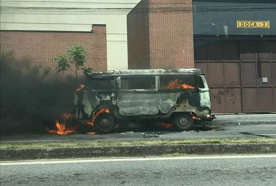 Kombi pega fogo e deixa o trânsito lento na Avenida Norte-Sul em Vitória