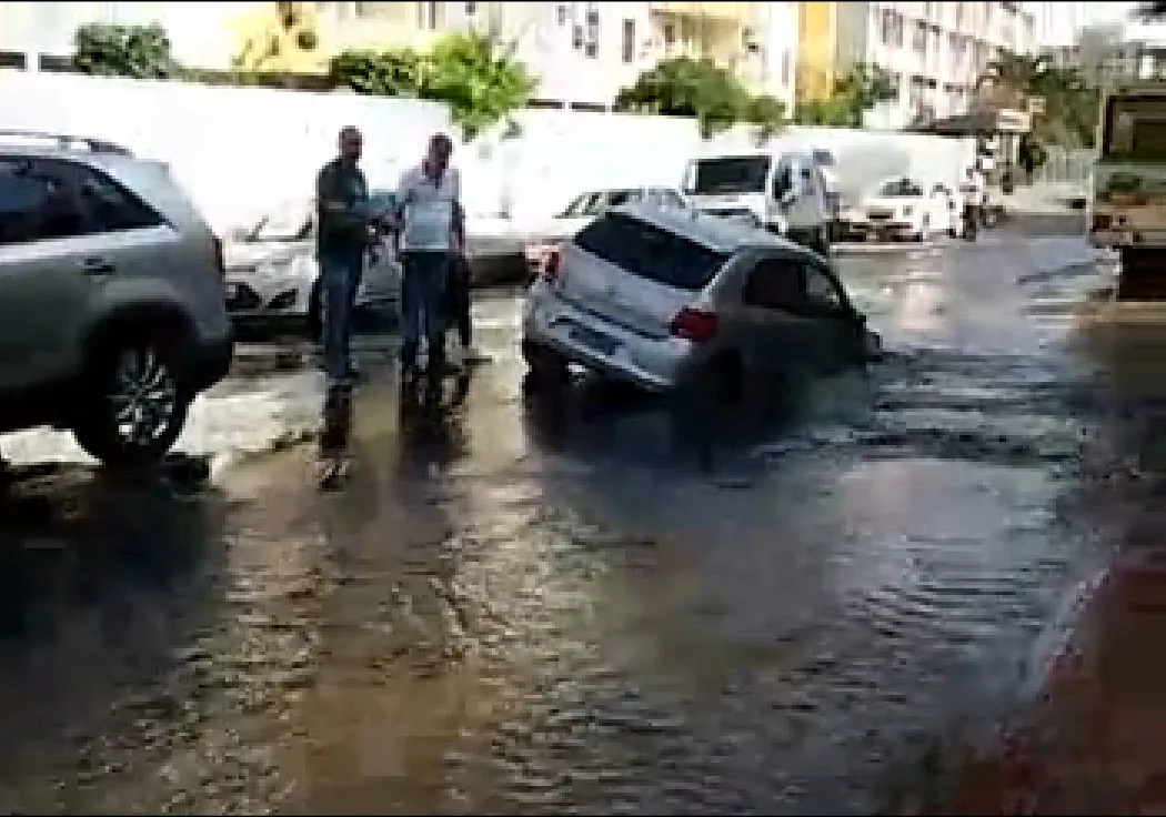 Carro cai em buraco causado após vazamento de água em Jardim Camburi