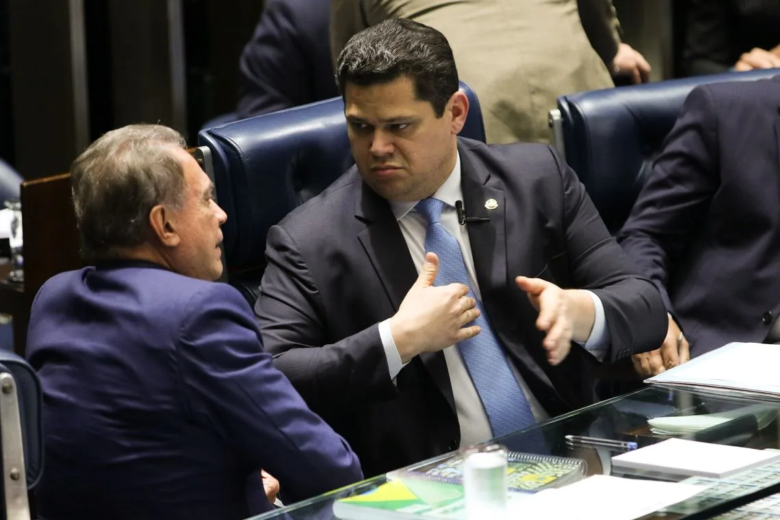 O senador Alvaro Dias e o presidente do Senado, Davi Alcolumbre, durante sessão do plenário para analisar indicação de autoridades.