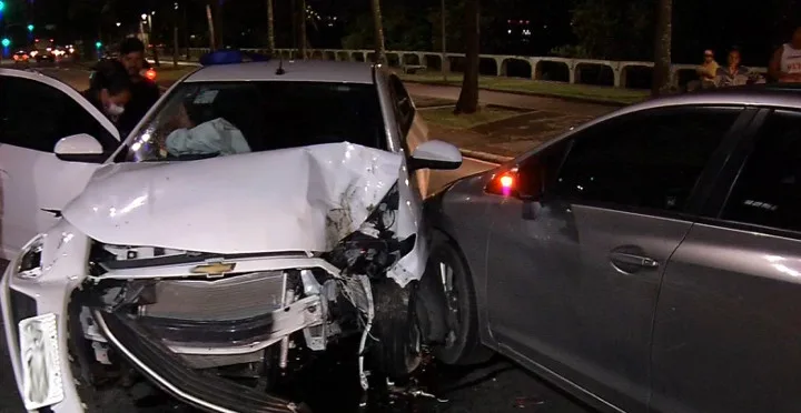 Motorista sobe em canteiro, bate em árvore e atinge outro carro na avenida Beira Mar