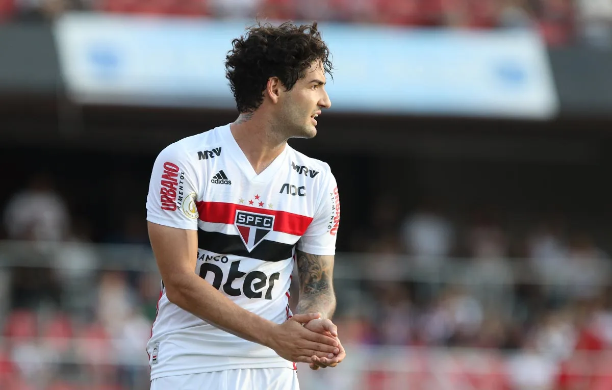 Pato volta a treinar em campo no São Paulo; Reinaldo faz exames