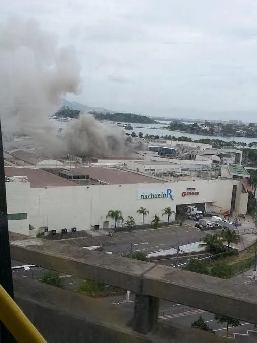 Princípio de incêndio atinge restaurante na praça de alimentação do Shopping Vitória