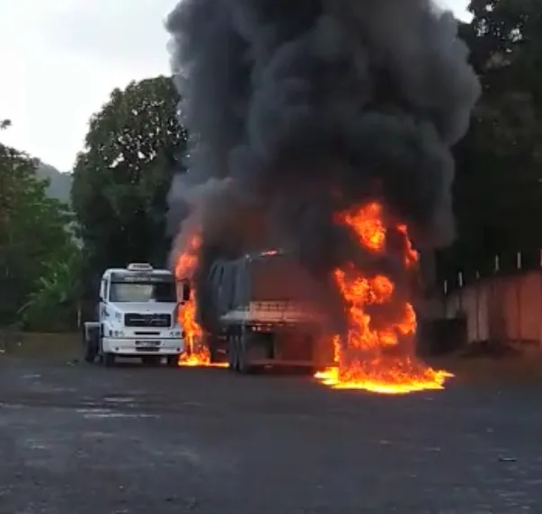 Carreta é atingida por chamas em Cariacica. Veja vídeos!