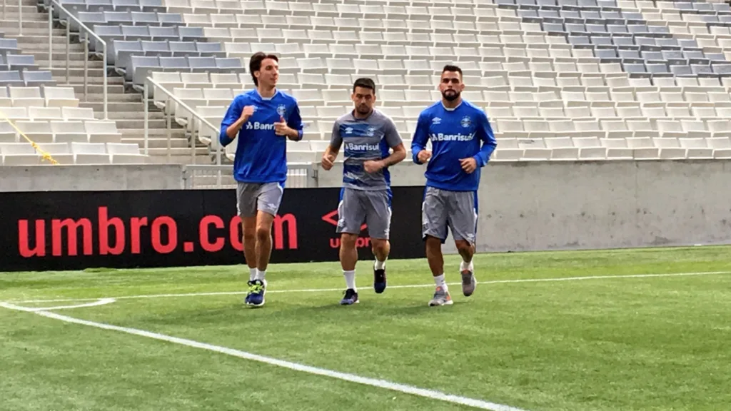 Edílson fica novamente fora de treino e desfalca o Grêmio na Libertadores