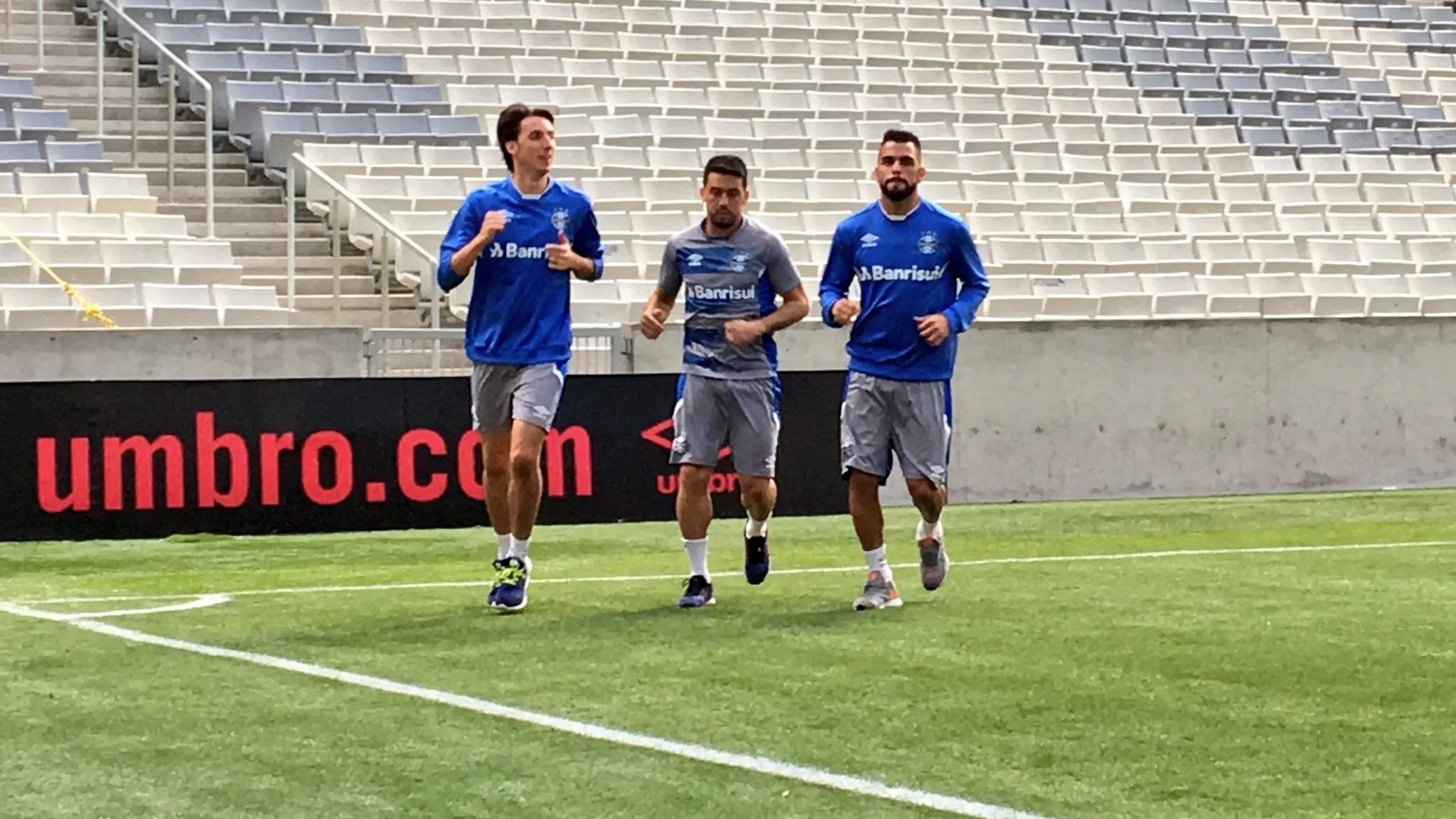 Edílson fica novamente fora de treino e desfalca o Grêmio na Libertadores